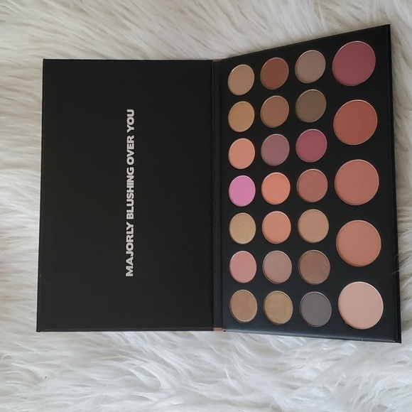 BH Cosmetics Blushed Neutrals Face/Eye Palette - Picture 1 of 3